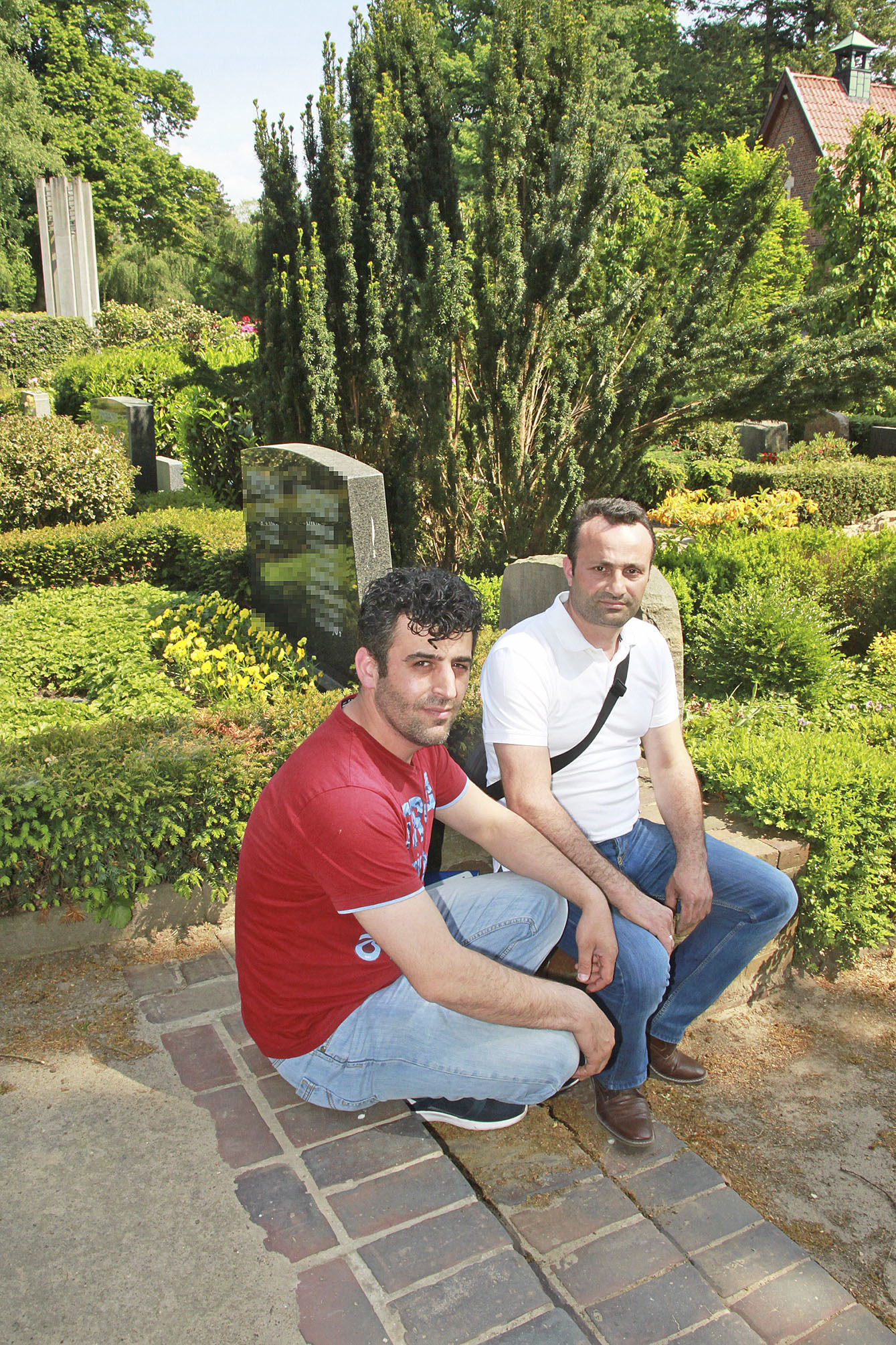 Die Moslems Muhammet Aydin (li.) und Cengiz Yilmaz auf dem Horst-Friedhof