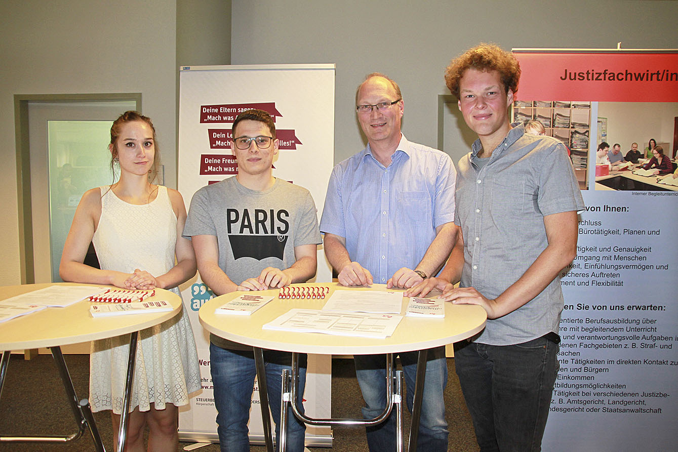 Am Messestand der Steuerberaterkammer: die Auszubildende Deria Ege (li.), der Steuerfachangestellte René Brendel (2. v. li.), Abiturient Niklas Basedahl (re.) und sein Vater Lutz Basedahl