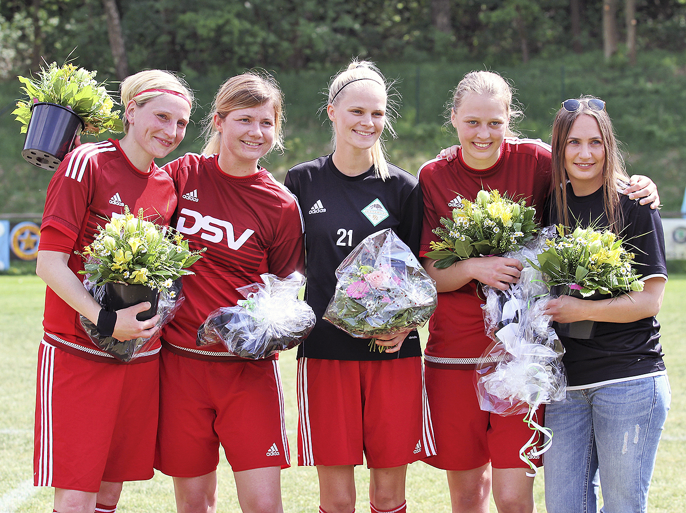 Zum Abschied gab es Blumen für (v.l.): Zum Abschied mehr Lächeln als Tränen (von links): Carolin Diekhoff, Julia Oesmann, Lina Oesmann, Hanna Heyken und Cindy Werth