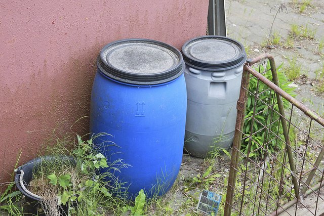 Auf dem verwaisten Gelände lagern noch immer Fässer unbekannten Inhalts