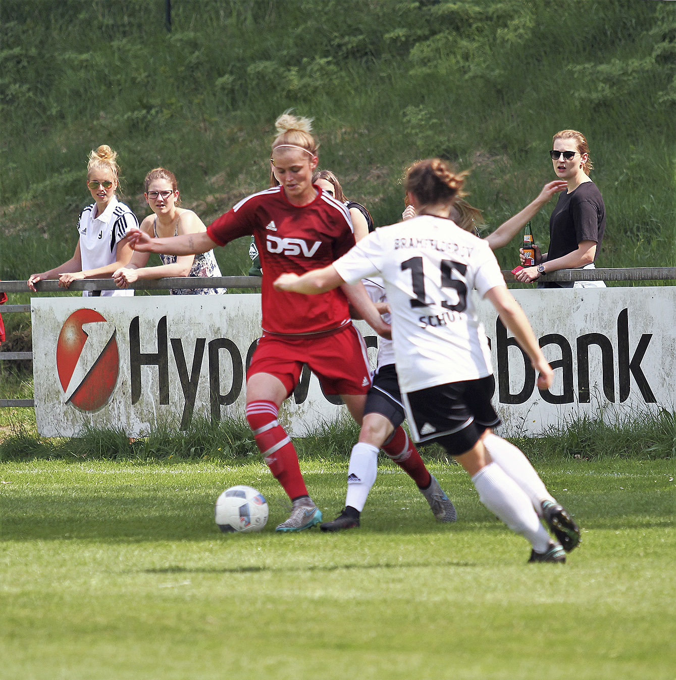 In dieser Szene behauptet die Jesteburgerin Marleen Gerkens (li.) den Ball gegen Malina Christin Schütt