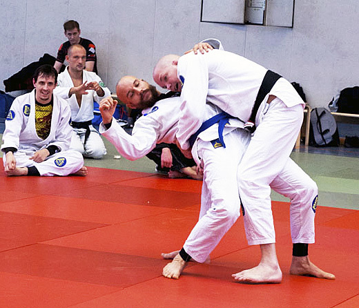 Mario Stapel (re.) zeigt in einem Seminar, welche Techniken man bei "Gracie Jiu-Jitsu" anwenden muss