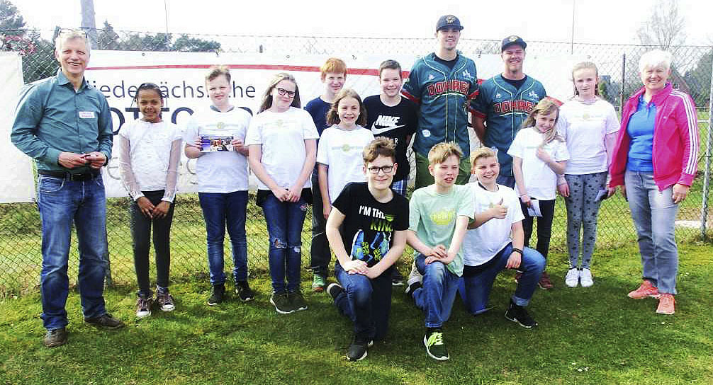 Die Fünftklässler der Erich-Kästner-Realschule mit der stv. Schulleiterin Margit Müller und den Baseballern Oliver Thieben (hinten, 4. v. re.) und David Wohlgemuth (re. daneben)
