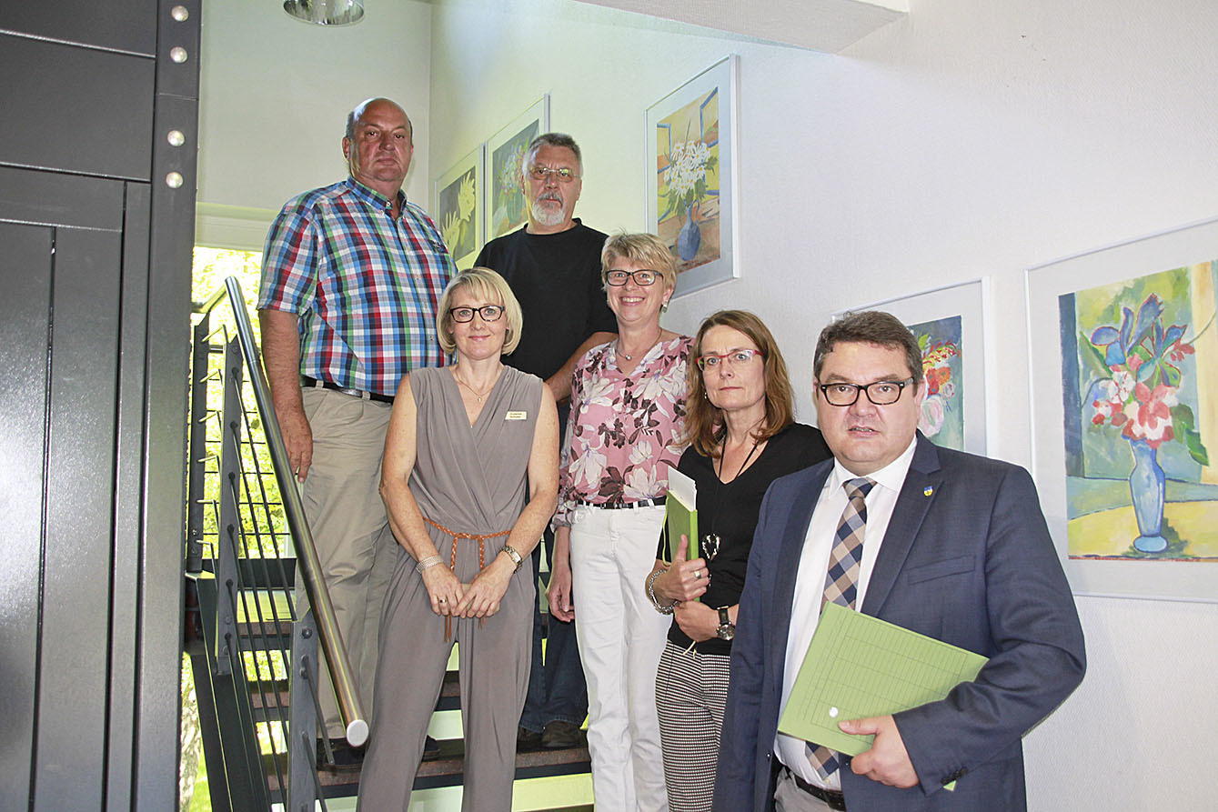 Samtgemeinde-Bürgermeister Holger Falcke (re.) mit Mitarbeitern des Rathauses (v. li.): Personalratsvorsitzender Bernd Wellm, Sekretärin Susanne Schulze, Personalratsvorsitzender Wolfgang Trauth, die stellvertretende Ratsvorsitzende Kirsten Stüven-Diercks
und die Erste Samtgemeinde-Rätin Ute Kück Foto: tp