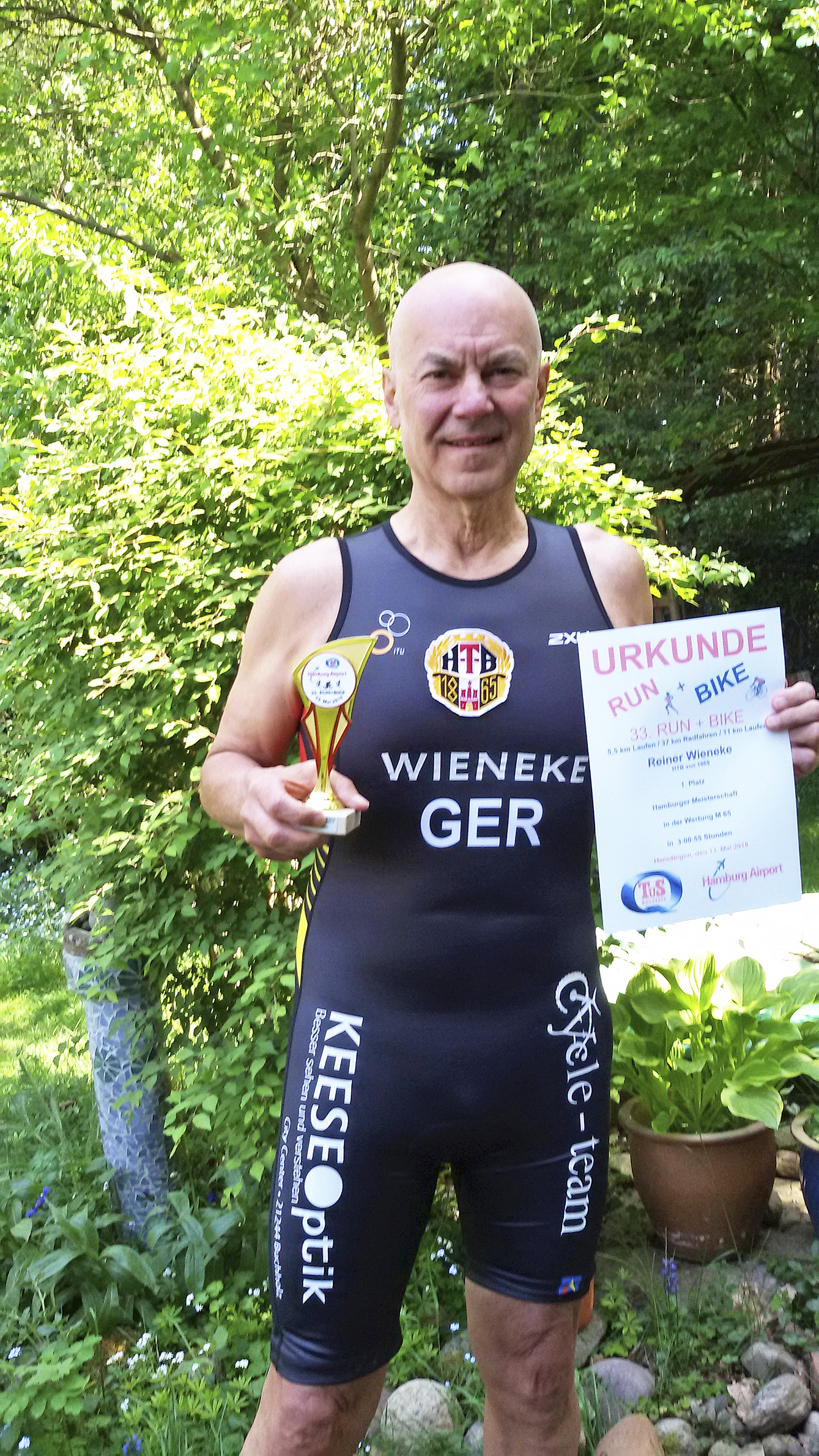 Reiner Wieneke mit Sieger-Pokal und -Urkunde