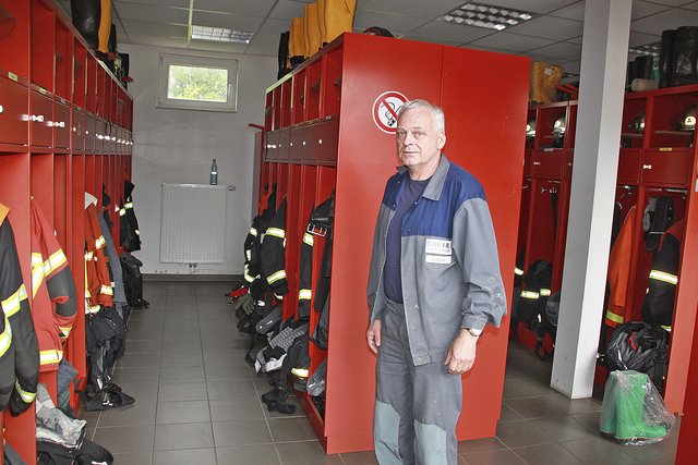 In dem engen Umkleideraum: Feuerwehrchef Heiko Cordes