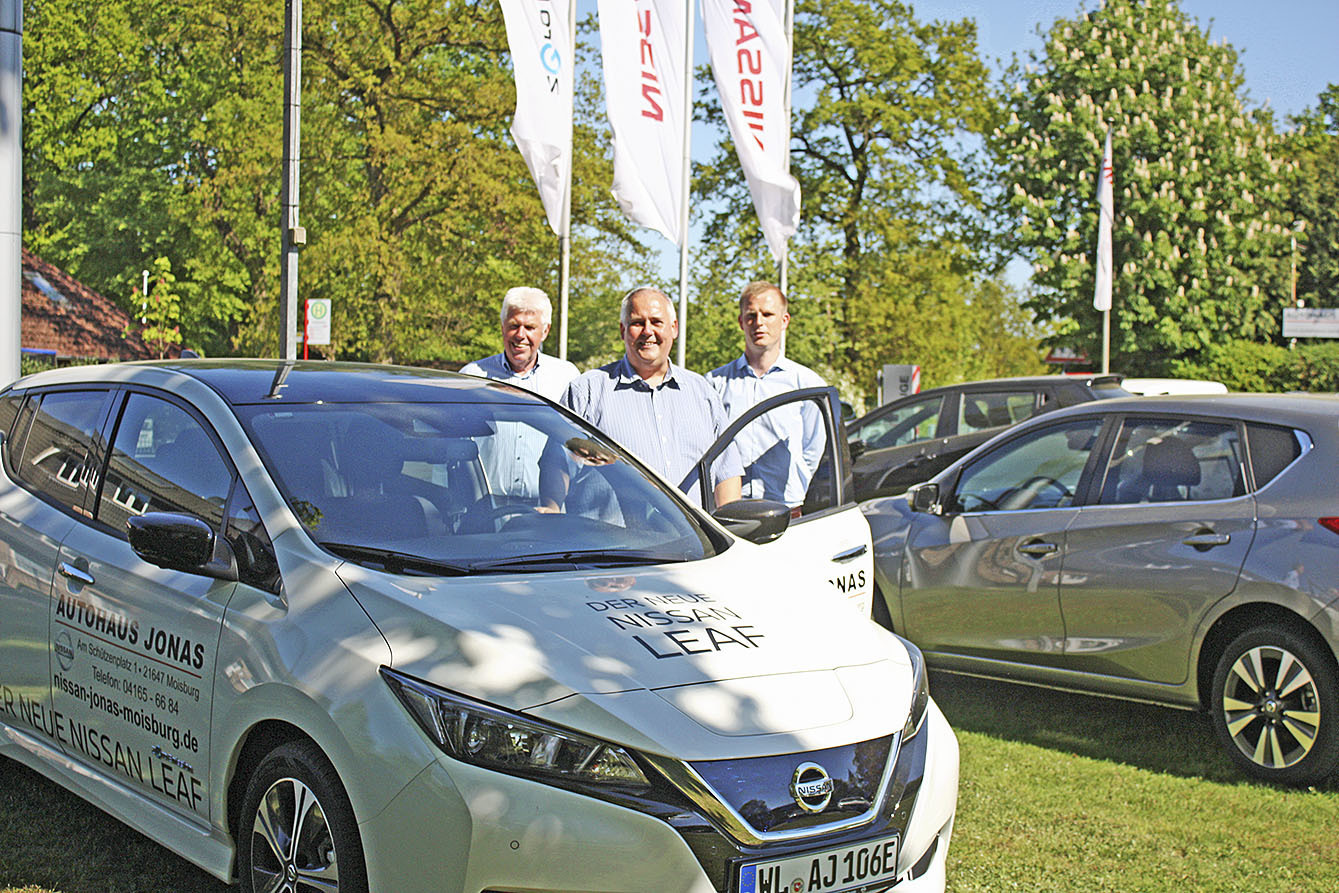 Albert Jonas (v. li.), Jörg Schwartzrock, Marco Jonas mit dem neuen Nissan LEAF Foto: Mona Brunnert