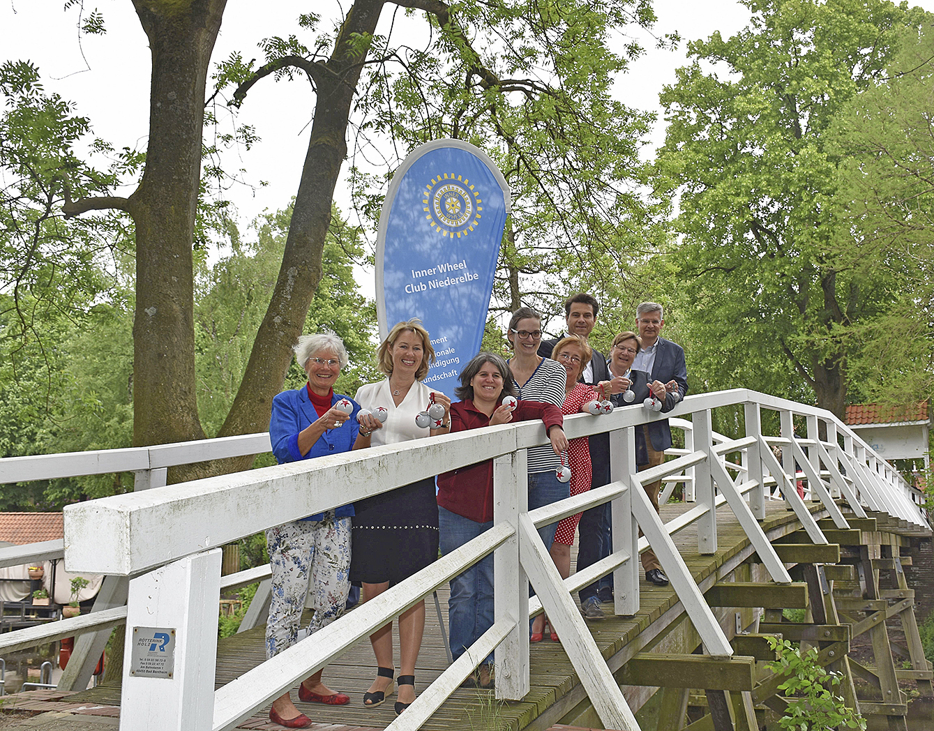 Spendenübergabe auf der Brücke über dem Stader Burggraben (v. li.): Christiane Brammer, Heide Bartels (beide IWC), Kerstin Schefe, Pia Magdalena Peters (beide Seemannmission), Michaela Hoffmann (Wärmestube), Kai Kiegräfe (Freibad Hollern-Twielenfleth), Ilse Molsen (IWC) und Michael Blömer (Jugendarbeit Fredenbeck) Foto: Ute Meyer, IWC Niederelbe