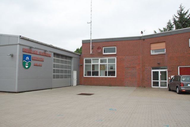 Die Fahrzeughalle (li.) mit angebautem Haupthaus