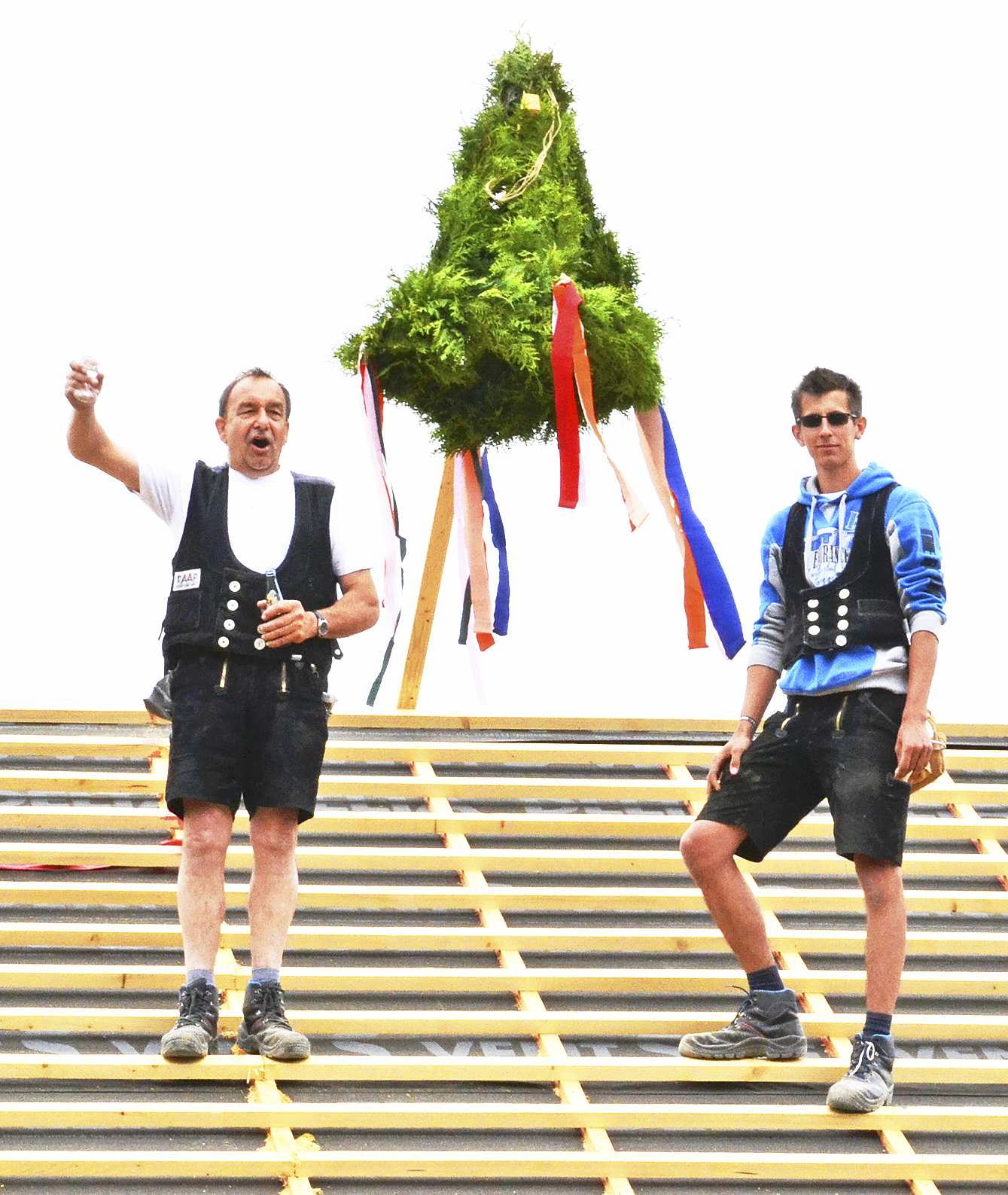 Die Zimmerleute Herbert Meybohm (li.) und Tobias Bloch sprachen den Richtspruch