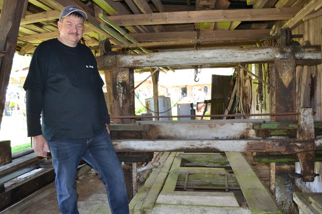 Der gelernte Industriemechaniker Klaus Siegfried erläutert als ehrenamtlicher Mitarbeiter des Kiekebergmuseums die horizontale Gattersäge