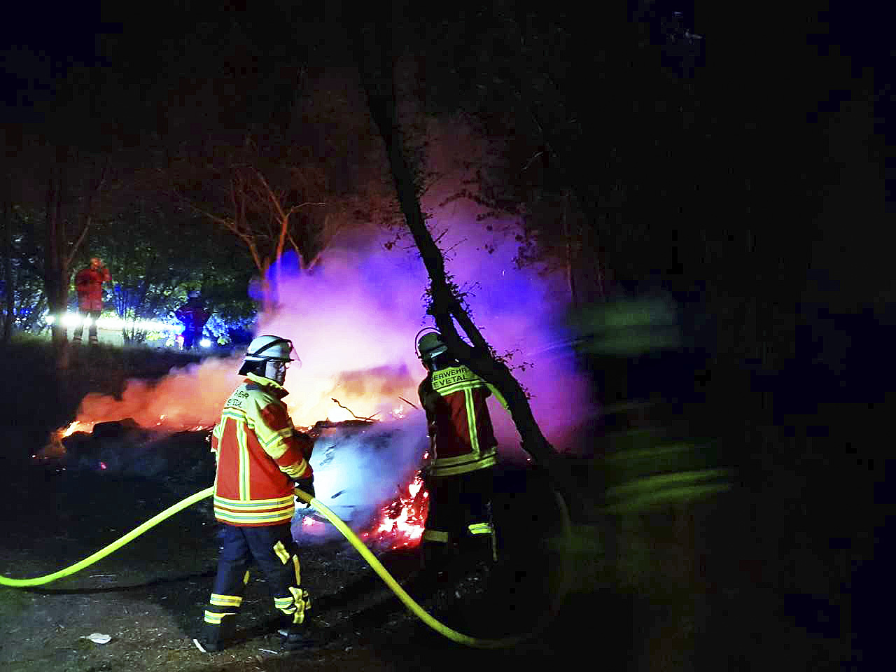 In Maschen waren spätabends mehrere Feuerwehren im Einsatz, um brennendes Unterholz in einem Waldstück abzulöschen