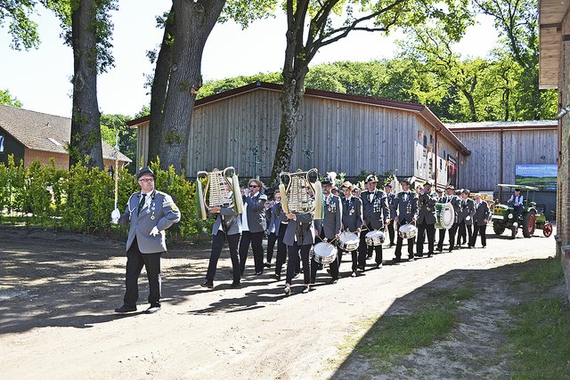 Mit dem Einmarsch des Spielmannszugs des Schützenvereins Emsen-Langenrehm wurde das Fest eröffnet