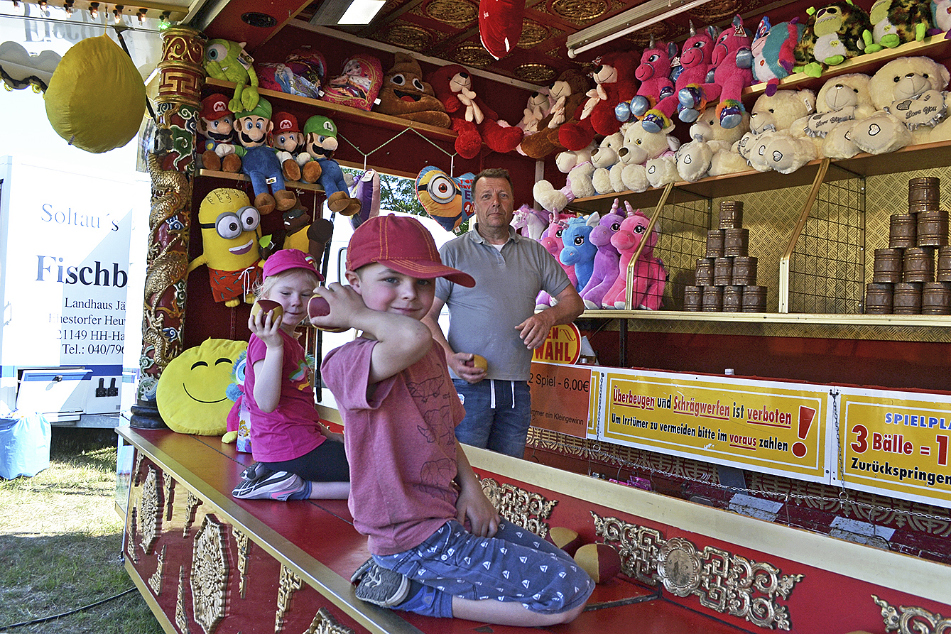 Finja und Collin (beide 6), hier am Ballwurf-Stand von Ingo Wendler, freuen sich immer das ganze Jahr auf den Pfingstmarkt