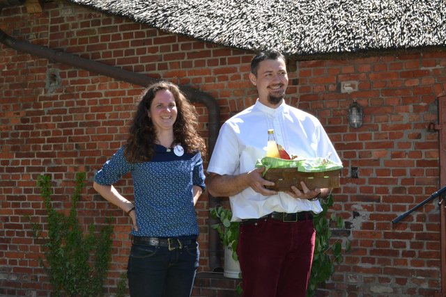 Teilen sich ein Präsent: Annika Soltau und Dr. Ilja Braunmüller