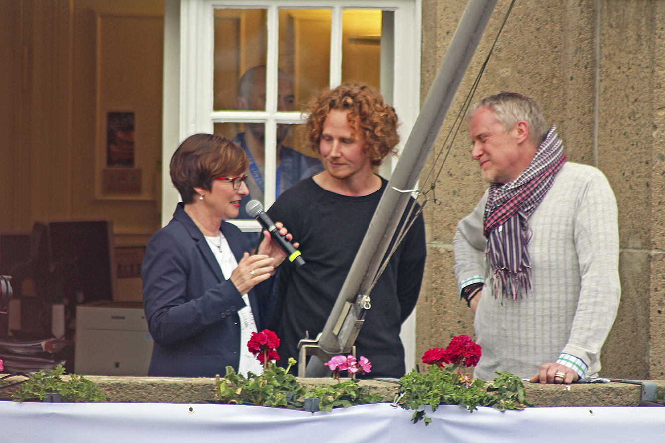 Michael Schulte auf dem Rathausbalkon im Gespräch mit Katja Oldenburg-Schmidt und Martin Kummerow