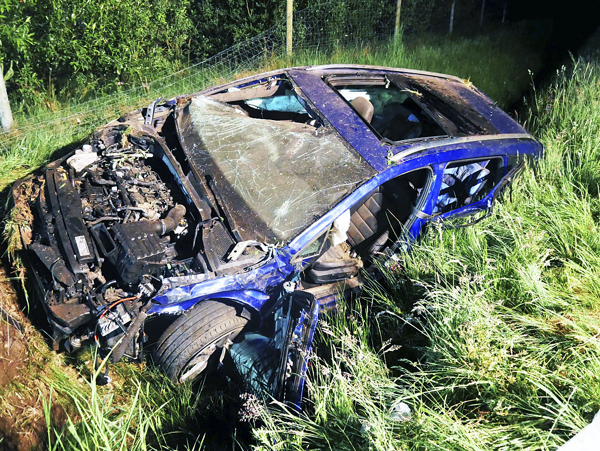 Der Golf-Fahrer kam aus bislang ungeklärter Ursache nach rechts von der Fahrbahn ab und überschlug sich mehrfach im Seitenraum