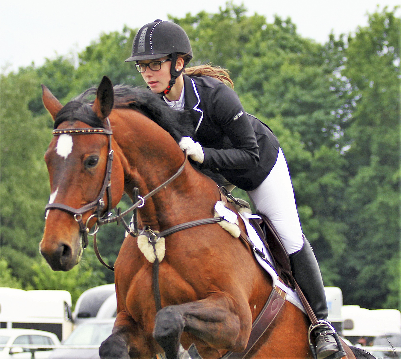 Lokalmatadorin Celine Helk auf "Gipsy Girl" auf dem Sprung zum Sieg im Stilspringen der Klasse L