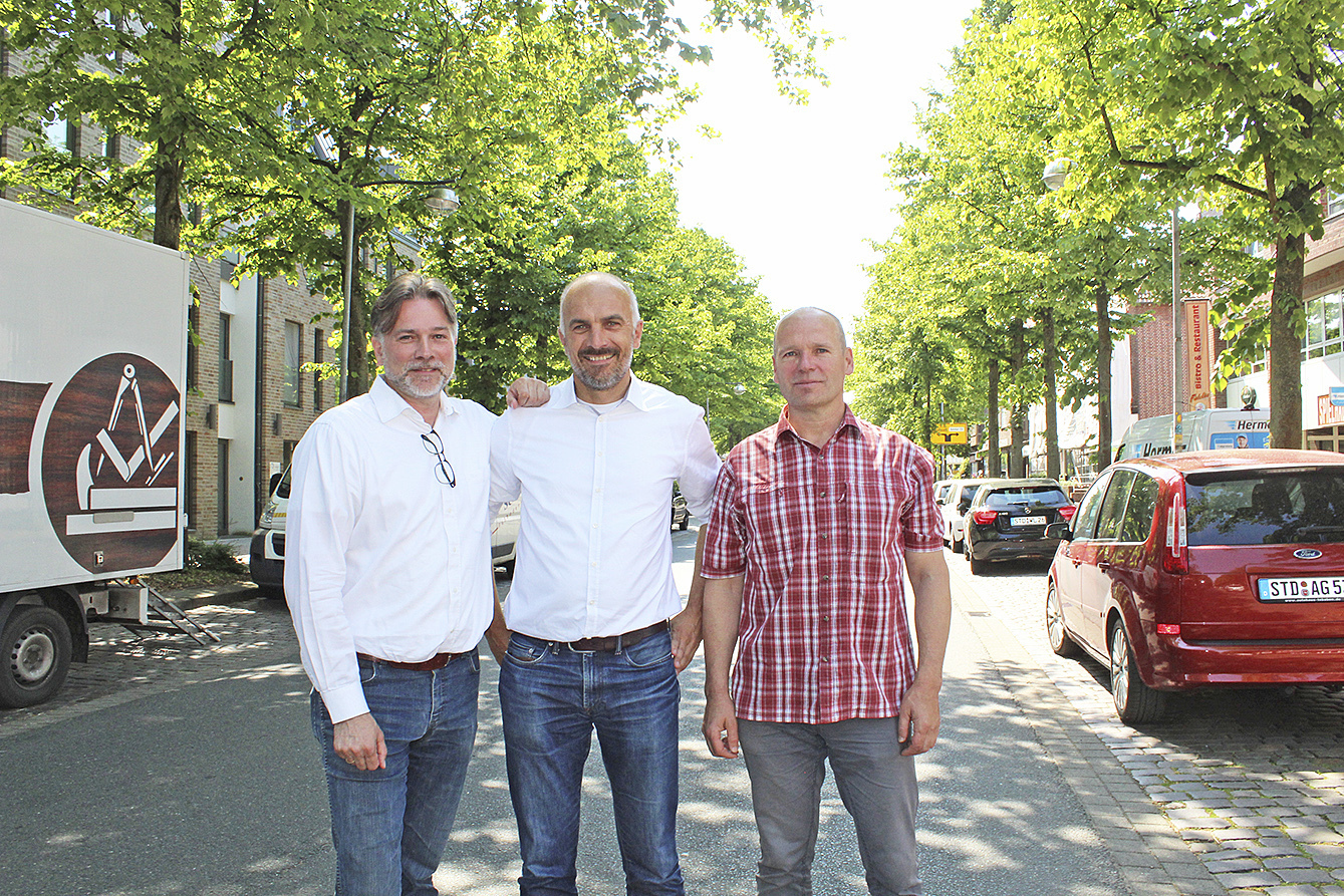 Sie wollen Denkanstöße für die Bahnhofstraße liefern und fordern zum Mitdenken auf (v.li): André Grote (FDP), Michael Lemke und Ulrich Felgentreu (beide Grünen) Foto: tk