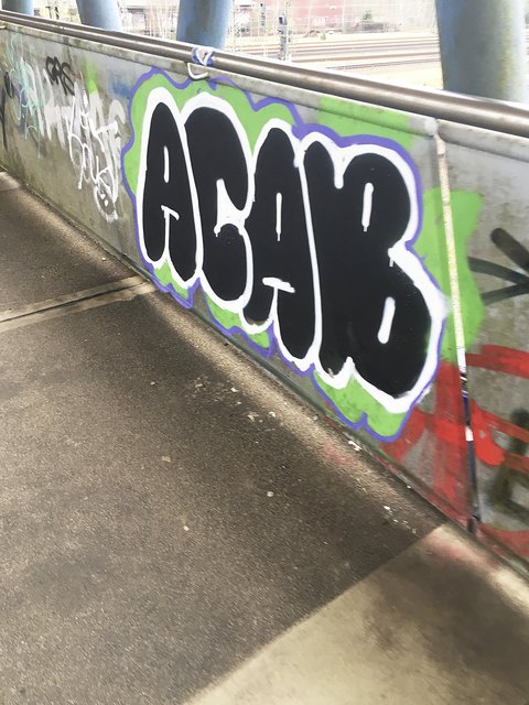 Graffiti gibt es auch an der Blauen Brücke am Bahnhof zuhauf | Foto: Spieth