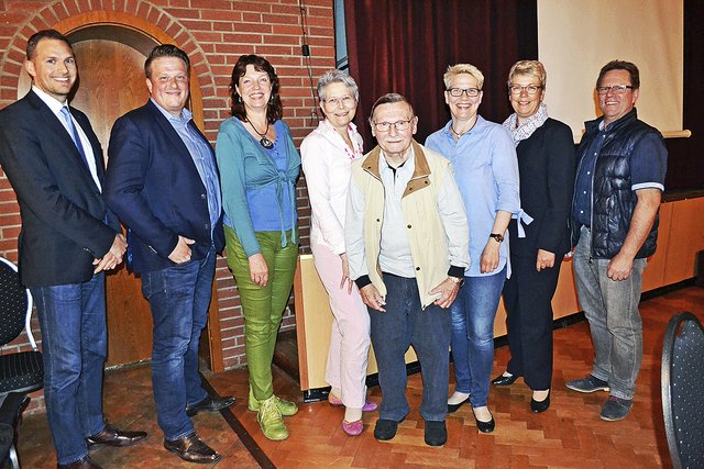 Der Werbekreis-Vorstand (v.li.): Peter Oehlrich, Patrick Wegner, Lisa Fenger, Katrin Simon, Ehrenvorstand Heinz Böckenhauer, Katja Kröger-Mollin, Dorit Wickbold und Ingo Gottschalk
