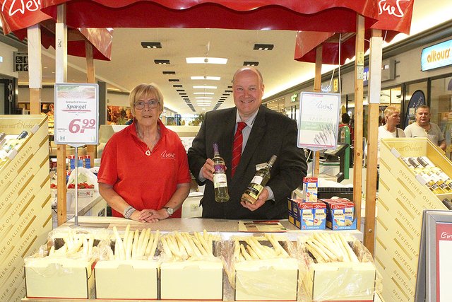Marktkauf-Hausleiter Hartmut Holst und Gunda Vollmer vom Spargelhof Werner am Spargelstand in der  Marktkauf-Mall   Fotos: sb