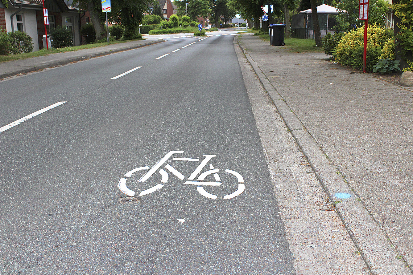 Diese Piktogramme machen es deutlich: Radler dürfen im Flecken
Horneburg nur noch auf der Straße fahren