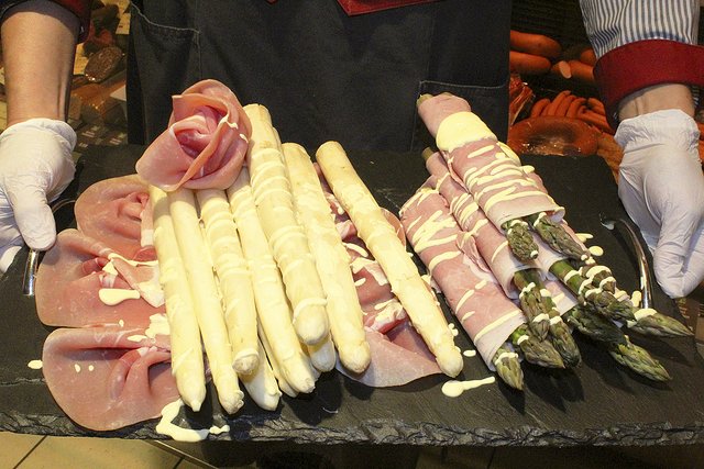Köstlich: frischer Spargel mit Schinken aus
Schleswig-Holstein