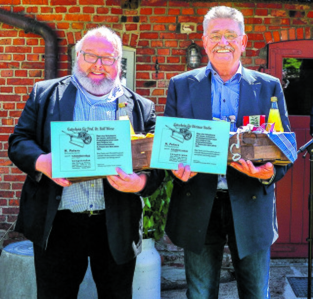 Prof. Dr. Rolf Wiese (li.) und Rosengartens früherer
Bürgermeister Dietmar Stadie wurde mit Präsenten gedankt