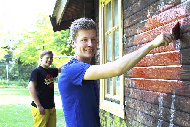 Yannick Biebert (re.) und Ben Kolschenski verpassen der Hütte einen neuen Anstrich Fotos: as