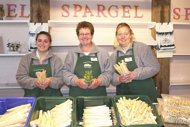 Zum Verkaufsteam des Hofladens gehören (v.li.): Jana Basci, Renate Schröder und Astrid-Antje Wendel