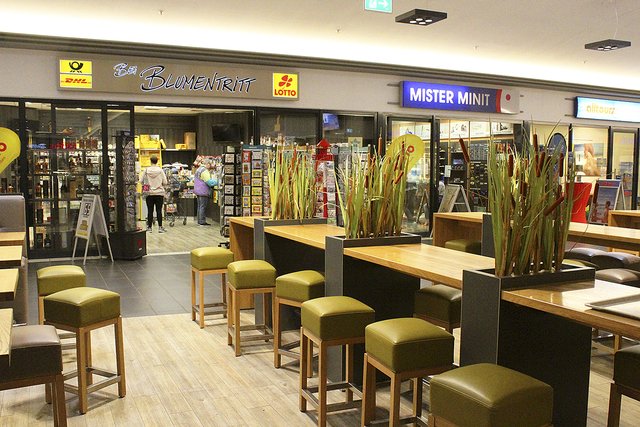 In der Passage laden Geschäfte und 
Sitzgelegenheiten zum Verweilen ein