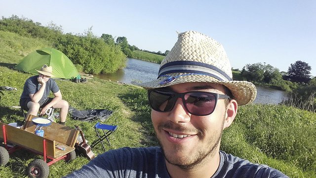 Rast an der Weser bei Achim: Simon Hermanns (li.) und Tony Eichberger seuf einem "Selfie" | Foto: Stohhut Duo