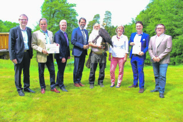 Freuen sich über den positiven Bescheid aus Hannover (v. li.): Samtgemeinde-Bürgermeister Olaf Muus, Norbert Tietz, Landrat Rainer Rempe, Umweltminister Olaf Lies, Wildpark-Falkner Lothar Askani, Hilke Feddersen (Naturpark Lüneburger Heide), Alexander Tietz und Jörg Kröger