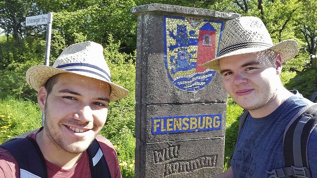 Start in Flensburg: Tony (li.) und Simon am Ortswappen | Foto: Stohhut Duo