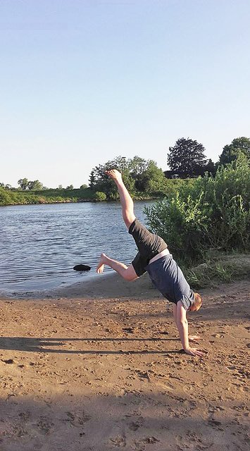 Lebensfreude pur: Simon macht einen Radschlag am Weser--Strand | Foto: Stohhut Duo