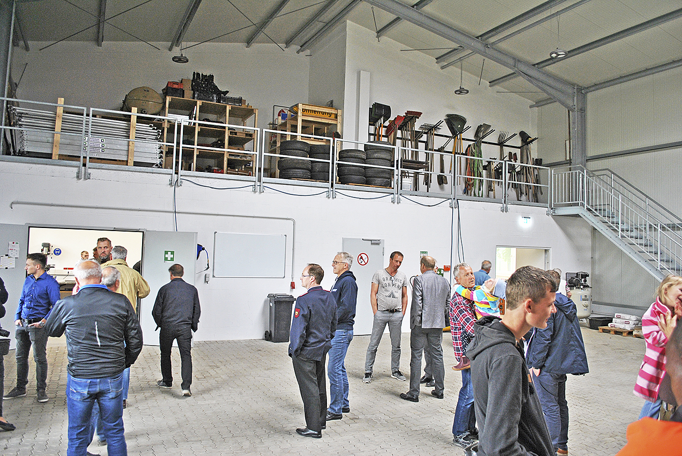 Viel Platz für Mitarbeiter, Gerätschaften und Gäste: Die Halle des Bauhofes wurde von vielen interessierten Besuchern besichtigt
