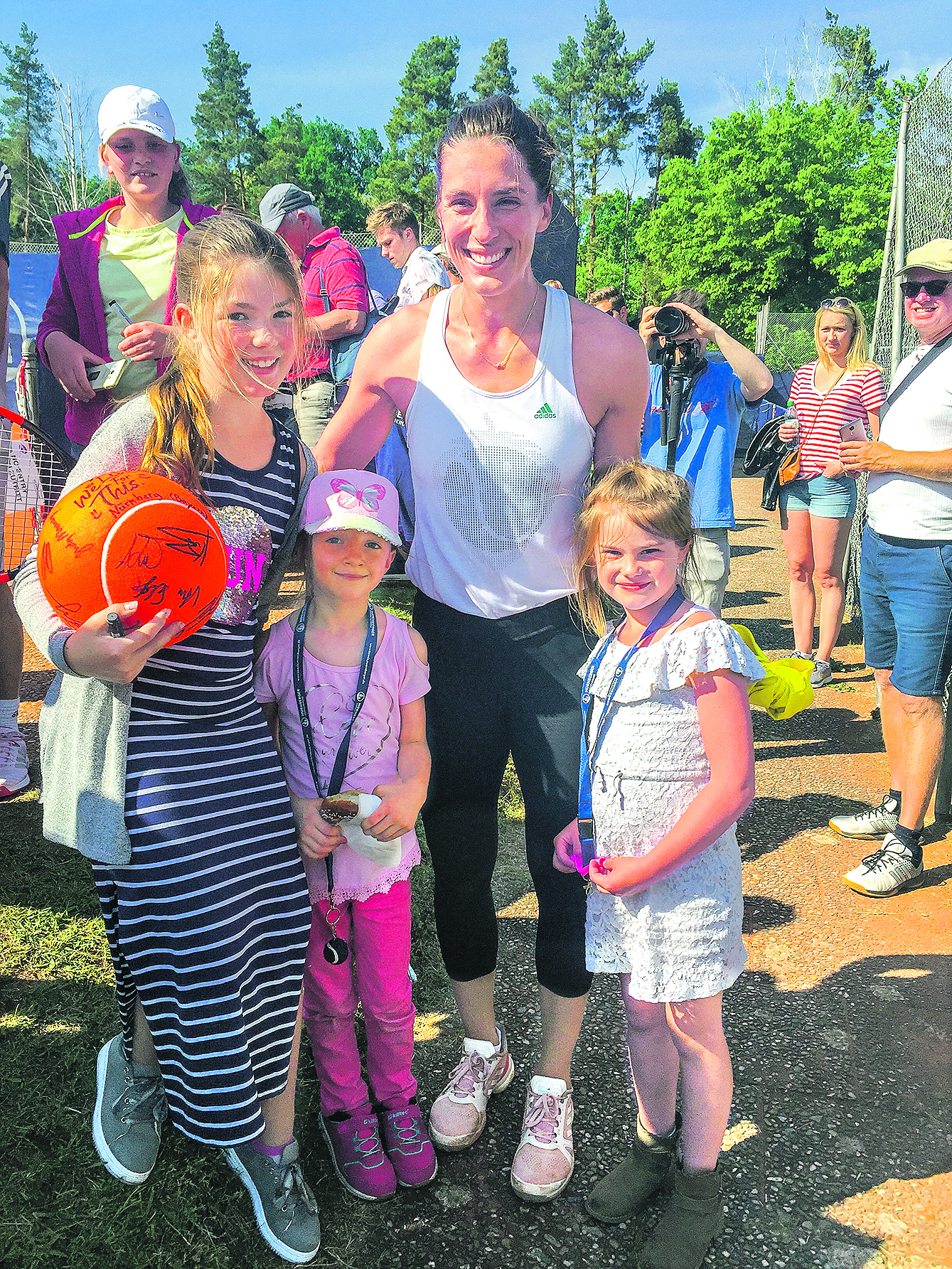 Kyra (v. li.), Lysanne und Kirsten mit Tennis-Star Andrea Petkovic Fotos: privat