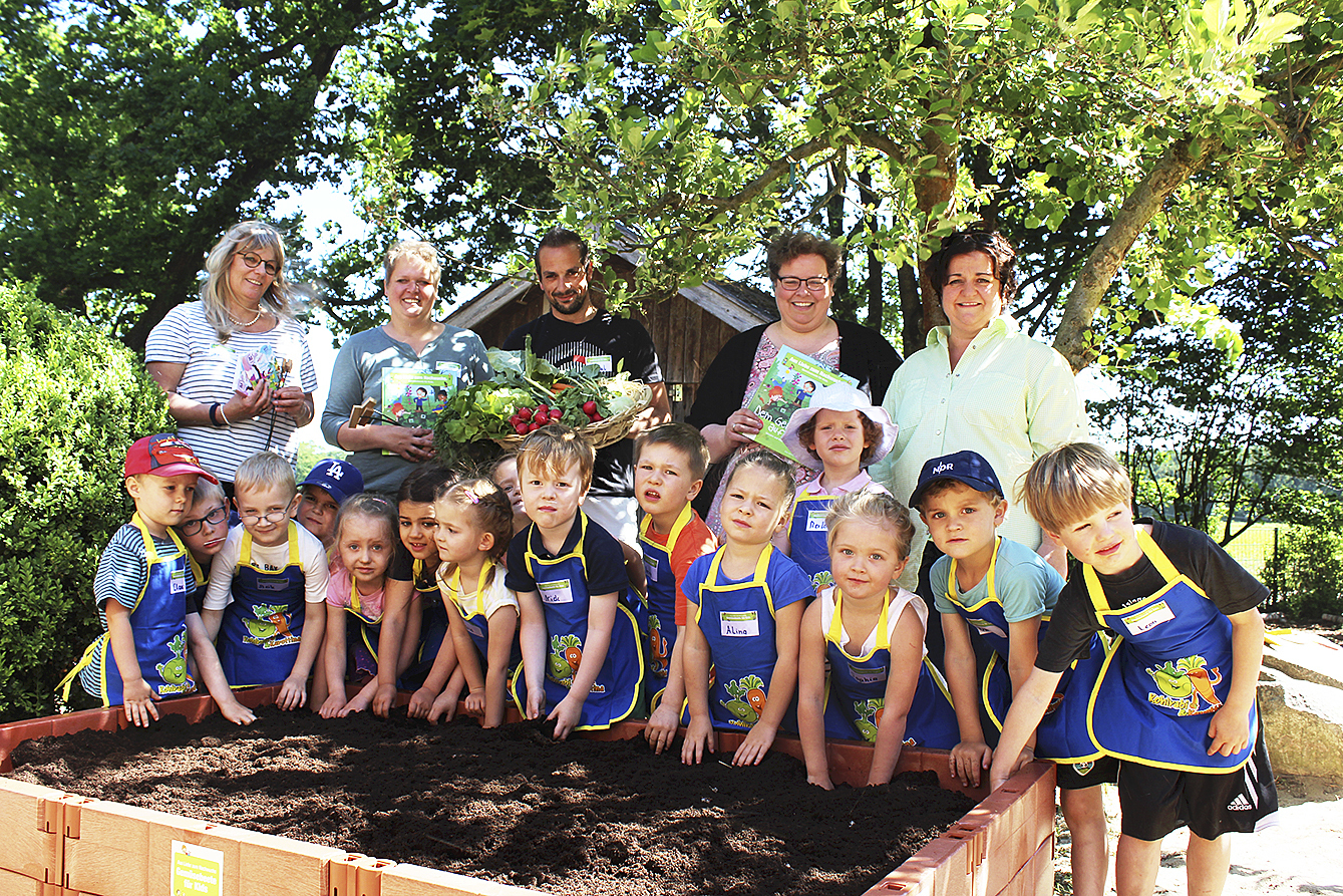 Das Team der Kita am Kattenberge (v. li.), Utina Regenberg-Werner, Inga Tödt, Pascal Wilhelm und Kita-Leiterin Marion Rost sowie Projektpatin Nicole Geist vom Frischemarkt Schreiber-Team Sprötze und die Kindergartenkinder freuen sich über das neue Beet Fotos: as