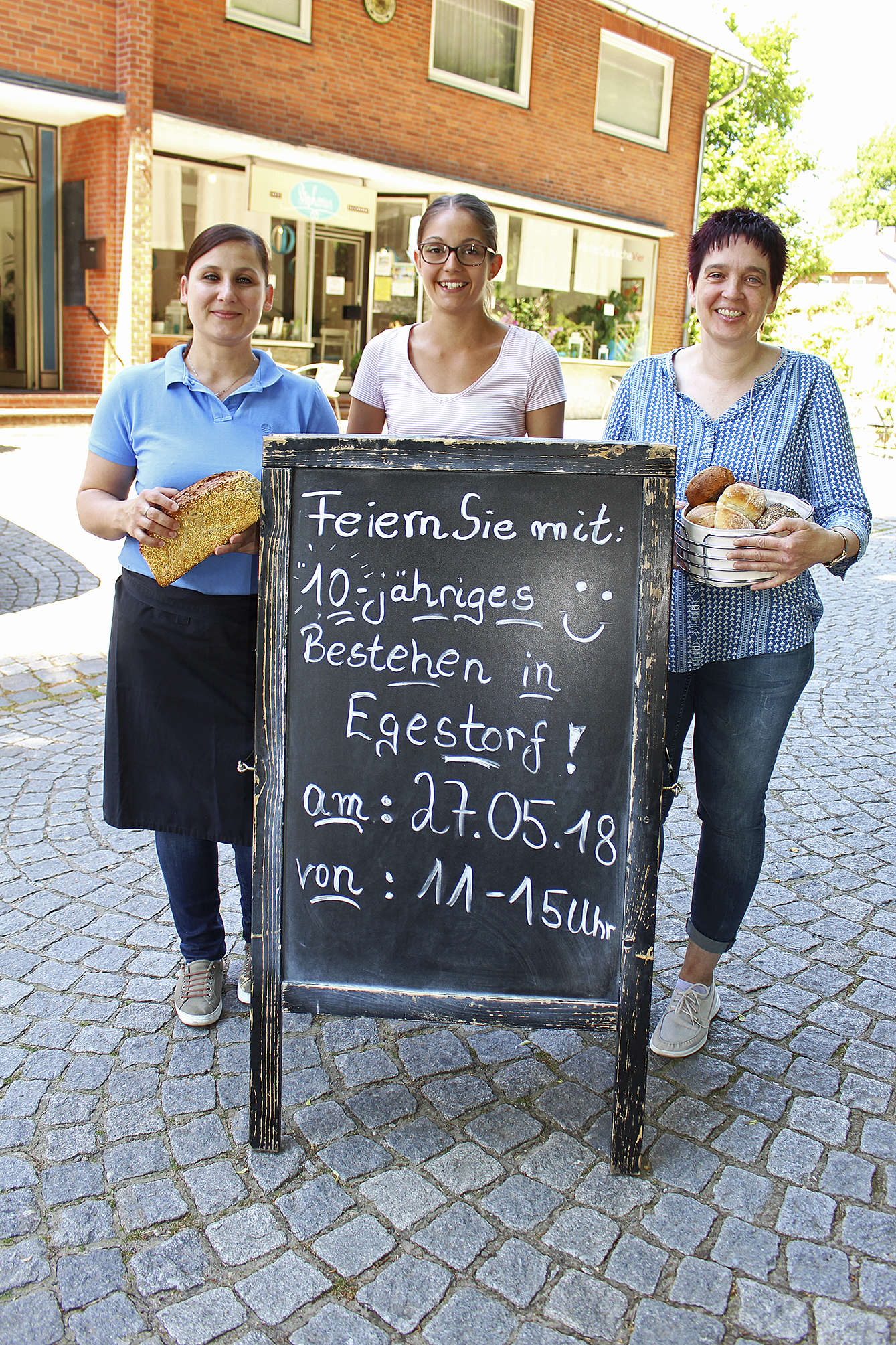 Ingeborg Hoffmann (v. re.) freut sich mit ihren Mitarbeiterinnen Laura Isernhagen und Jenny Langhof auf die Feier anlässlich des zehnjährigen Bestehens