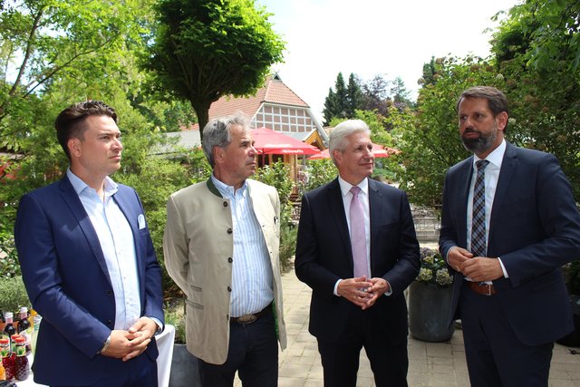 Im Gespräch (v. li.): Alexander Tietz, Norbert Tietz, Rainer Rempe und Olaf Lies