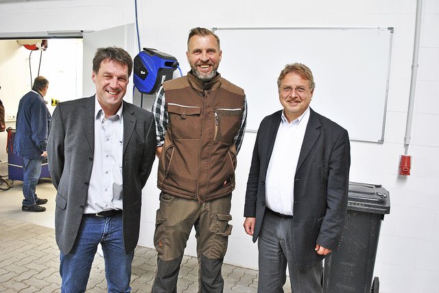 Freuen sich über den gelungenen Neubau (v. li.): Architekt Sven Klobe, Bauhof-Leiter Jörg Kraus und Samtgemeinde-Bürgermeister Wolfgang Krause