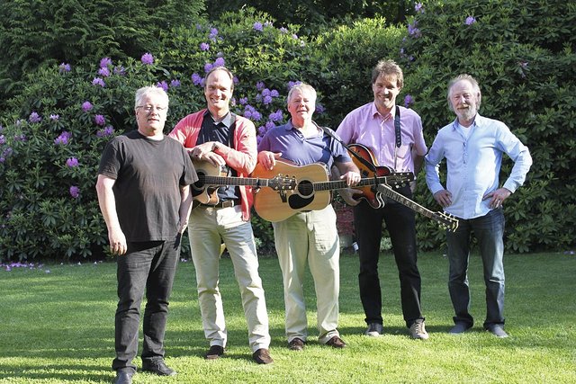 Hans-Heinrich Aldag (2. v. li.) liebt Musik. Er singt gern
und spielt Gitarre. Vor Jahren gründeten sich anlässlich
eines Dorffestes die „Jesteburg Oldstars“ - unter anderem mit Bürgermeister Udo Heitmann (Mitte) und „Truck Stop“-Schlagzeuger Teddy Ibing (re.)