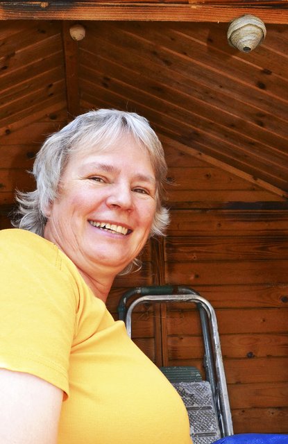Stefanie Busch neben dem noch kleinen Wespennest im Schuppen