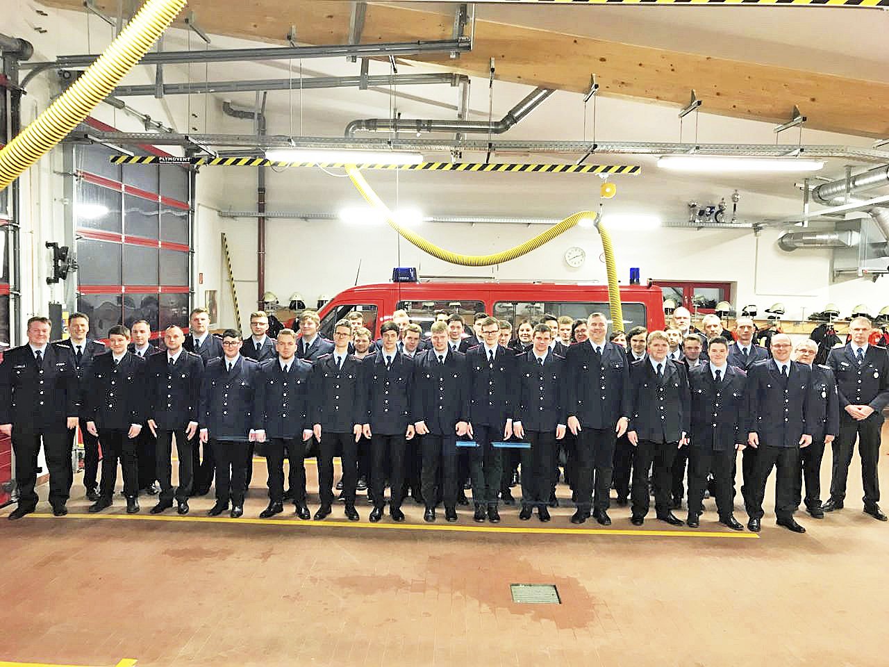 Starke Gemeinschaft: die neuen Feuerwehrleute mit ihren Ausbildern