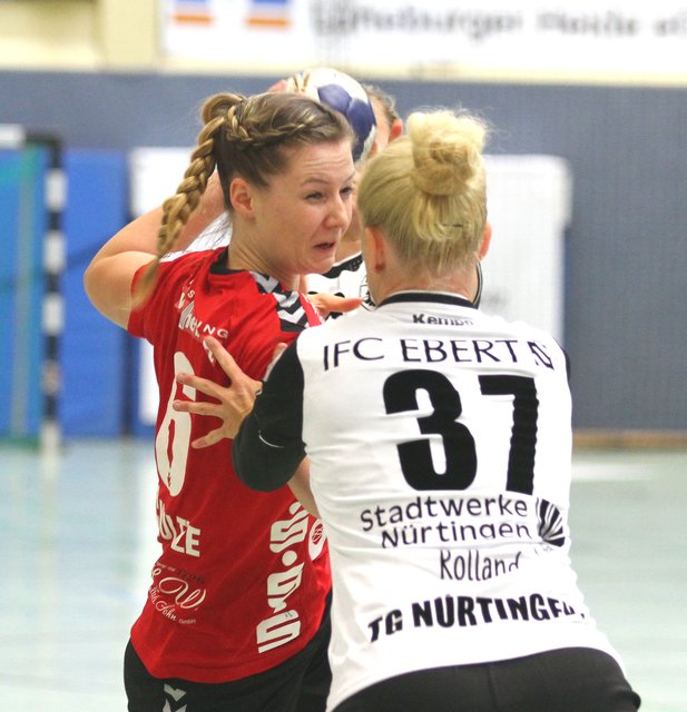 Laura Schultze (li.) am Ball