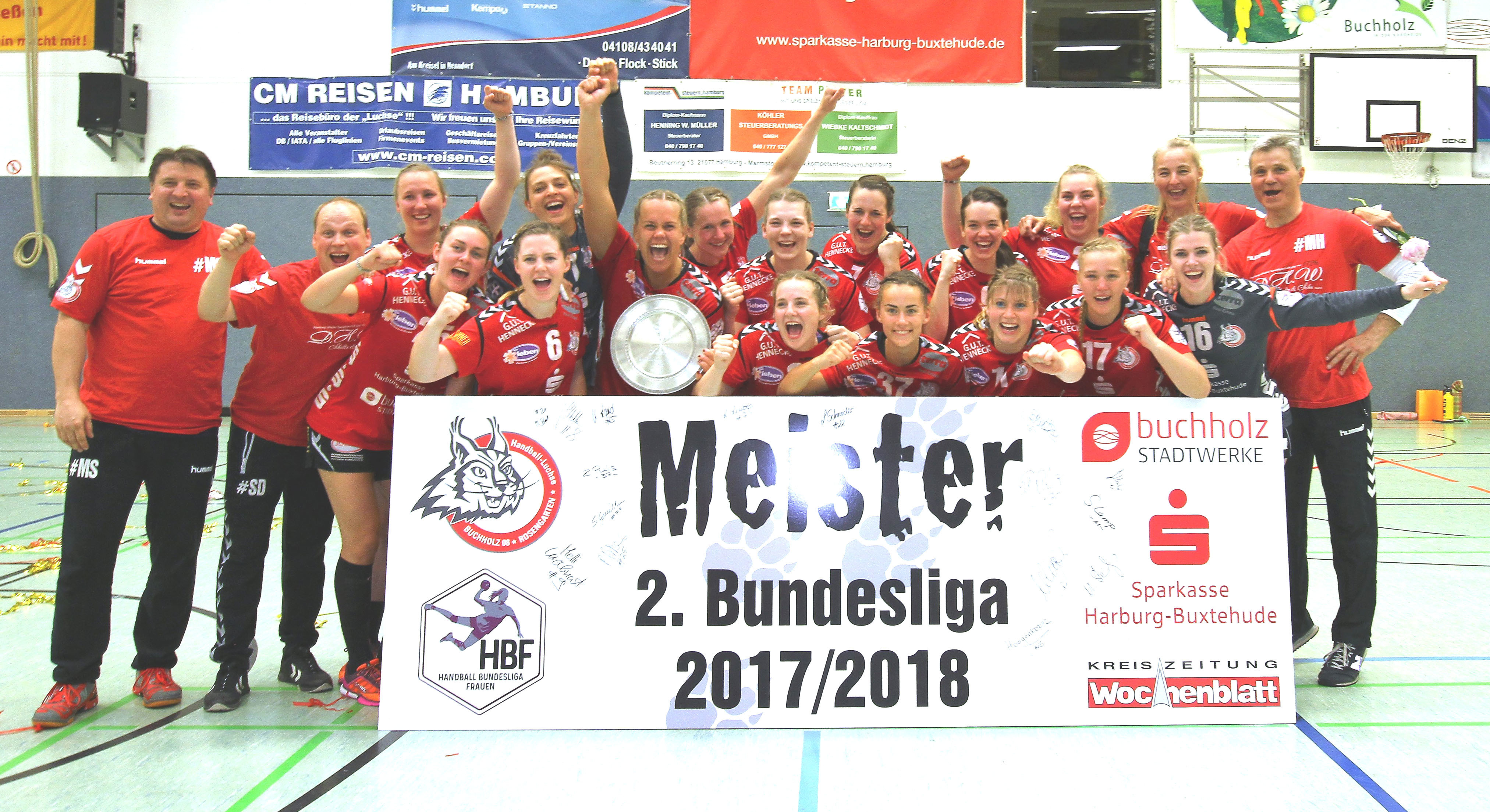 Die "Luchse" haben sich mit der Meisterschale von rund 400 Fans in der Nordheidehalle feiern lassen