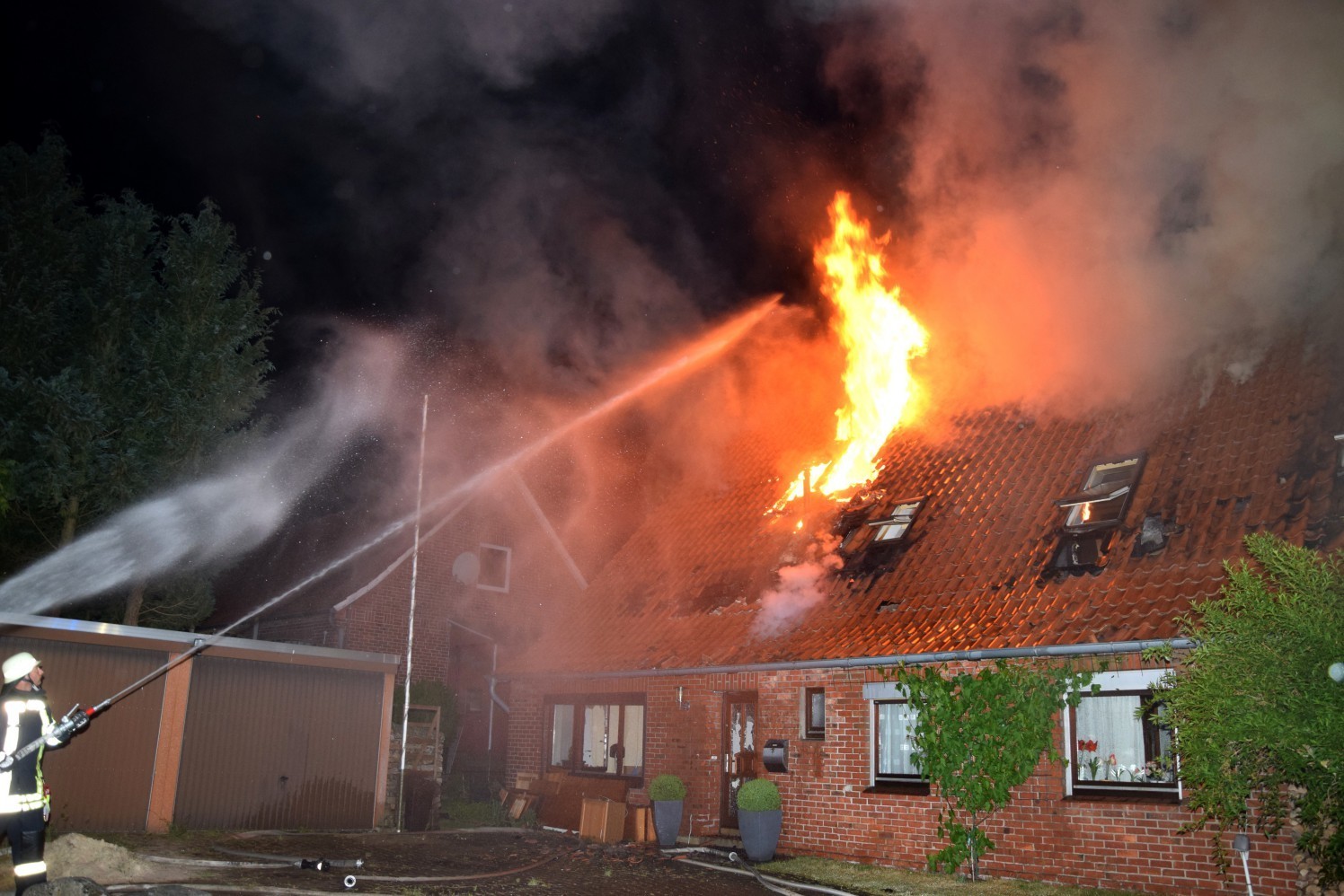 In Ruschwedel brannte der Dachstuhl eines Hauses nieder.