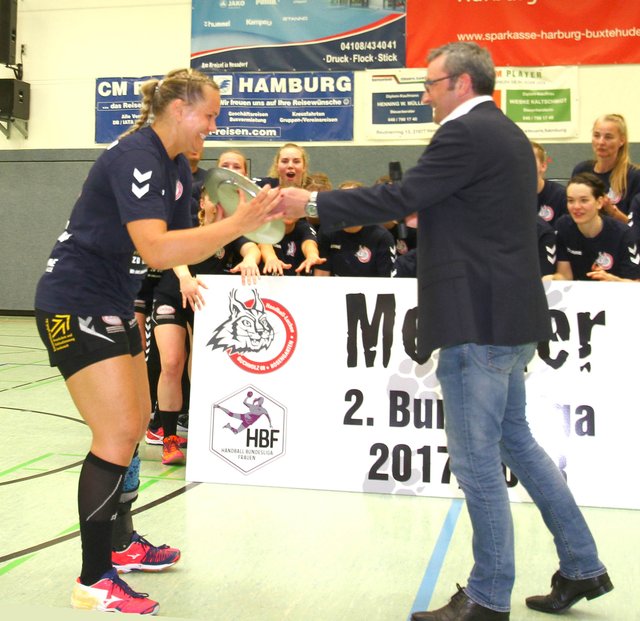 Evelyn Schulz nimmt die Meisterschale in Empfang
