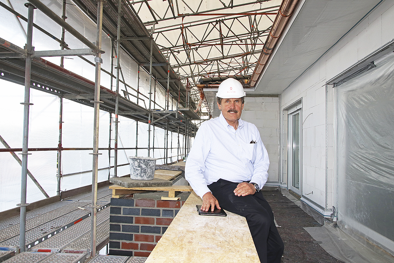 Blick unter die Plane: Andreas Viebrock präsentiert
das Bauprojekt an der Harsefelder Herrenstraße Foto: jd